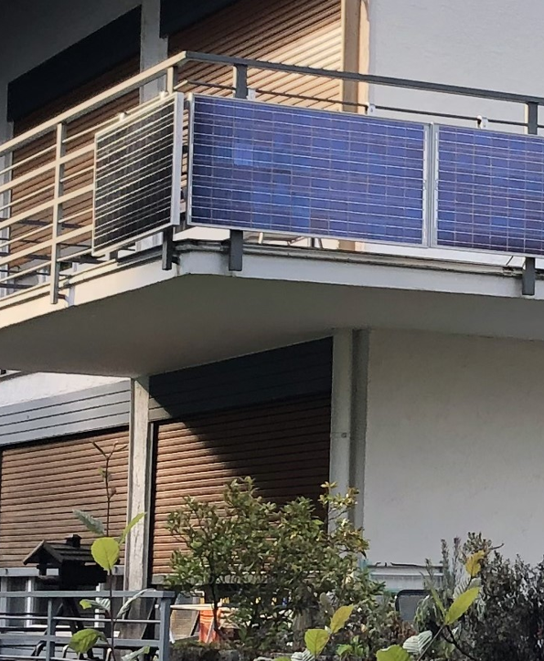 Balkonsolarmodul hängt am Balkon Balkonsolarmodul hängt am Balkon